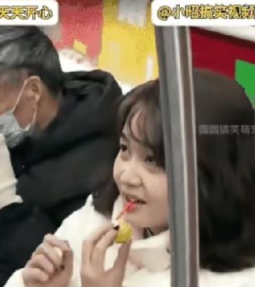不雅之举，地铁里上演一幕小插曲。女子坐在座位上，盯上了旁边男子塑料袋里的葡萄，袋