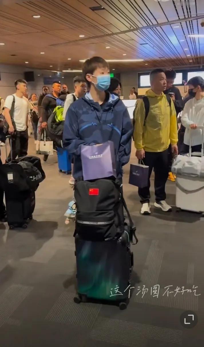 5月12日国乒主力抵达多哈！首先看到的是拖着行李箱、身穿蓝色衣服的王曼昱站在多
