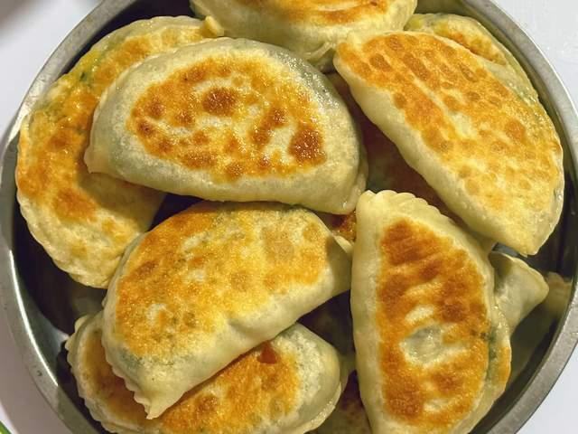 今天早上婆婆做了韭菜盒子，中午我们边吃边聊，她对我说，她准备拿几个韭菜盒子给大姑