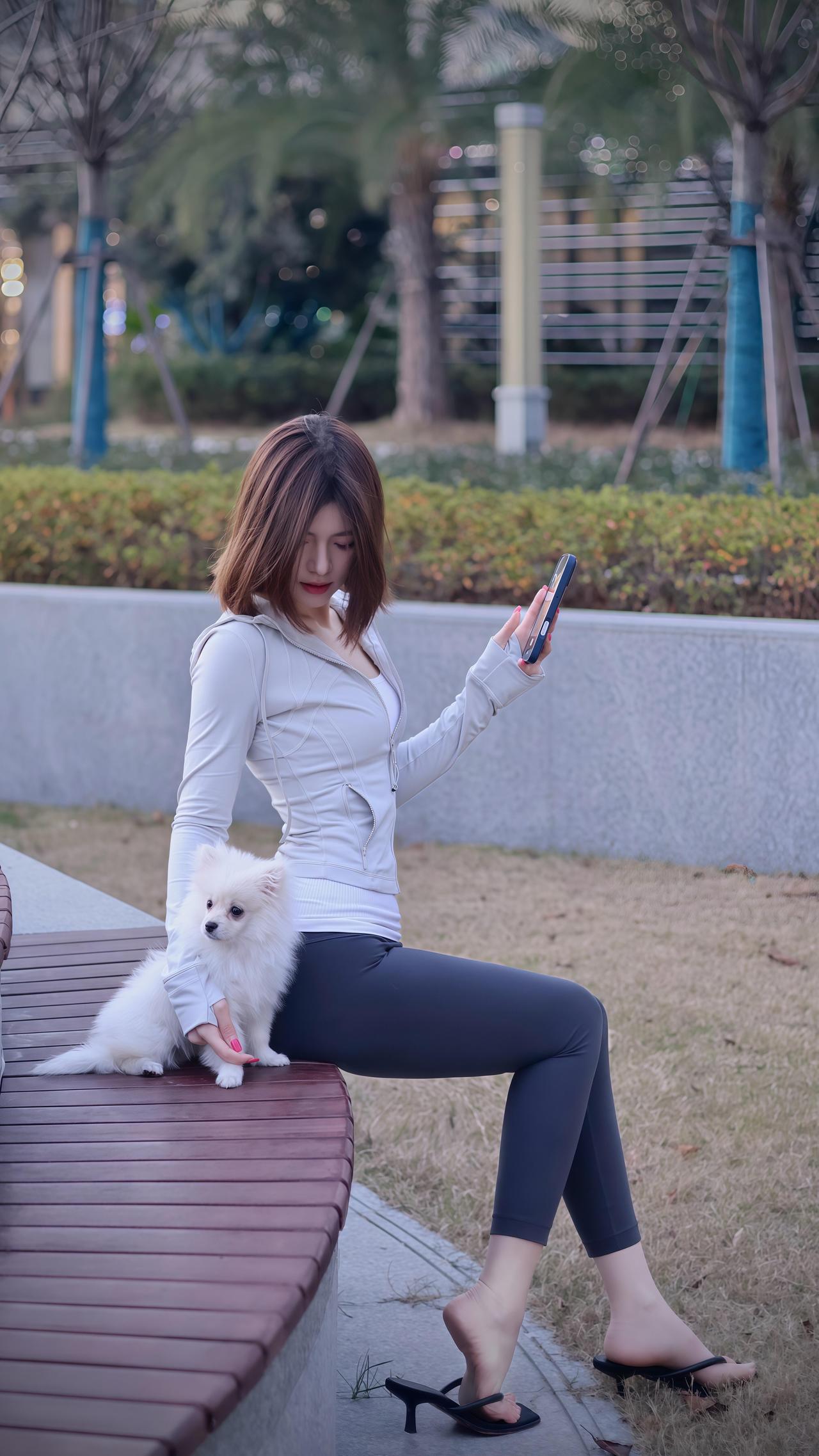 晚风里的闲适浅灰的外套裹着午后的软，黑瑜伽裤贴紧腿弯的弧度，细高跟拖鞋