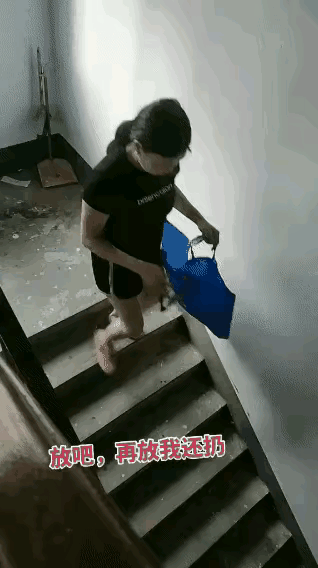 鞋放楼梯上确实不雅观，特别是夏天，鞋子比较臭，但是邻居这样处理你觉得合适吗？欢迎