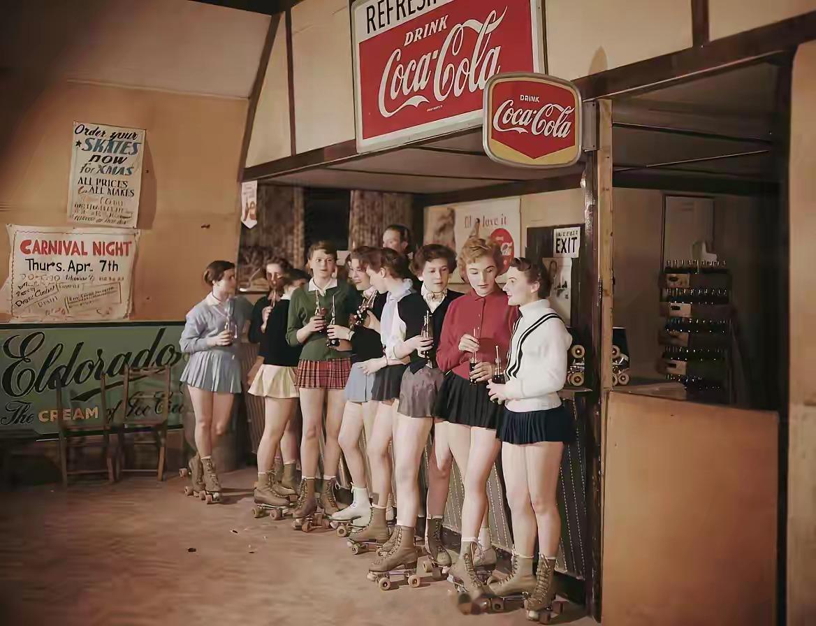 1955年，英国。诺福克的轮滑场，女孩们正在享用可乐。几十年过去，随着欧洲没落，