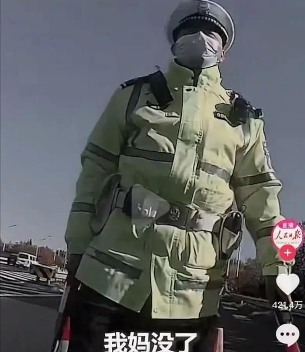 这件事能被点赞400万次，恰恰说明它触动了大家的内心。一个男人得知母亲去世，