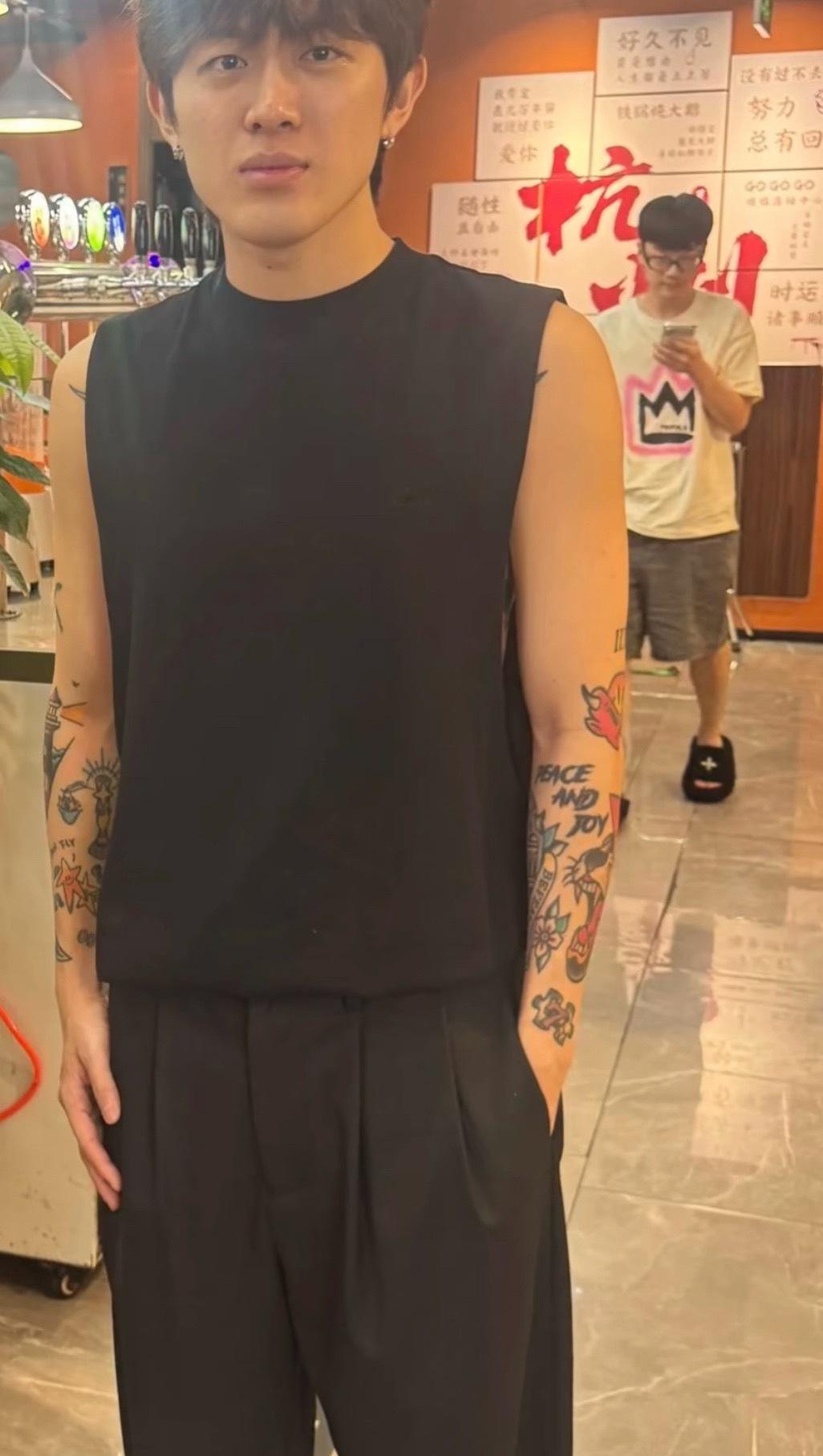 网友偶遇牌牌琦，整个人瘦出完美下颚线，还没追回美伊吗？🙈