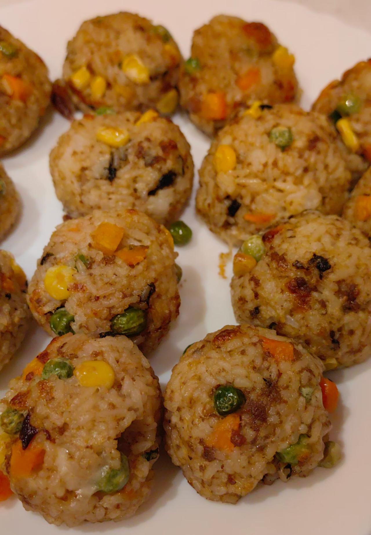 昨天的早餐和今天的早餐昨天家里一锅冷饭做了​拉丝饭团和酒酿​今天吃不完的汉