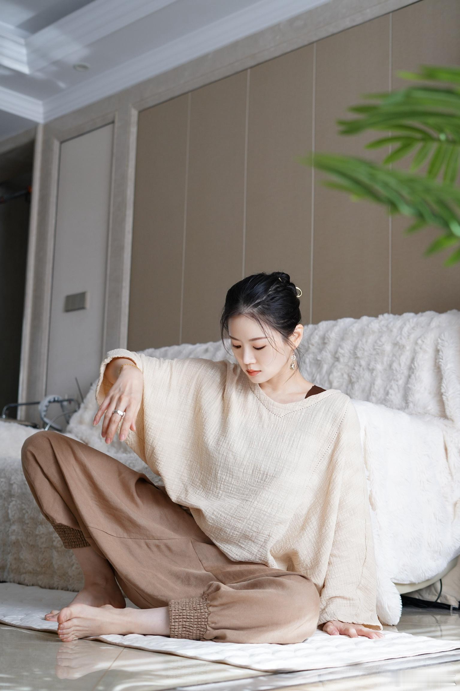 居家瑜伽｜阳光日，拍新色。我感觉我现在就是把我年轻的时候最不喜欢的这种风格驾驭的