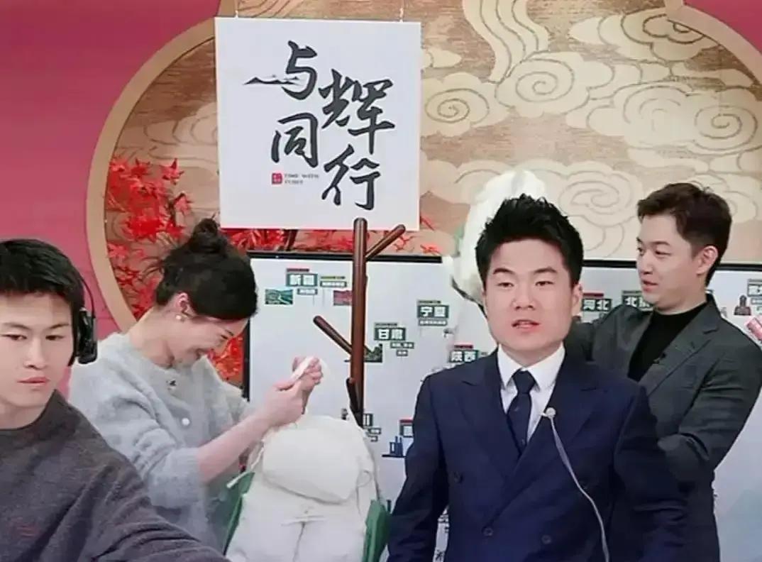 直播突然静音三秒。董宇辉盯着镜头外，牙缝里挤出一句：“盼盼，手机放下。”助播