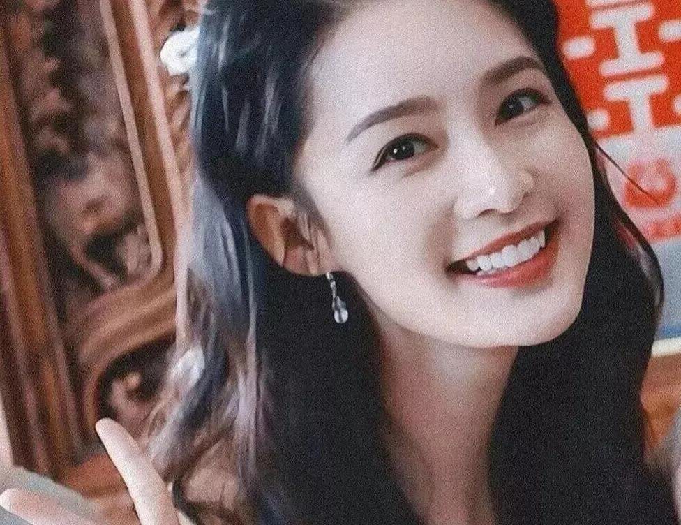 大家有没有感觉李沁这个人有点不对劲儿她都34岁了，出道也快20年了，居然