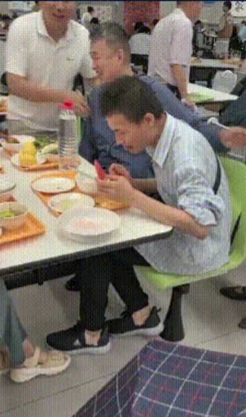 好过分！韦东奕大学食堂吃饭被轮流拍照，他被严重打扰，网友：太不尊重人了！6月