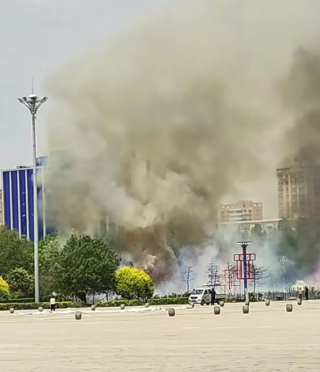 河北省邢台市威县人民广场着火了？简直不敢相信啊一个广场能着这么大