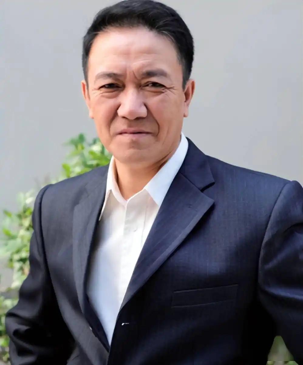 2012年，片酬千万的李幼斌，接到一通电话：“师哥，我手头紧了，你能不能过来？”