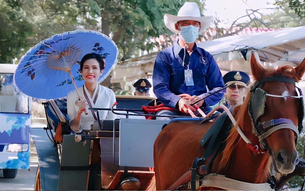 撑着油伞的诗妮娜笑得风情迷人，穿着学士服的西拉米好端庄。泰王的女人是花儿，总是迷