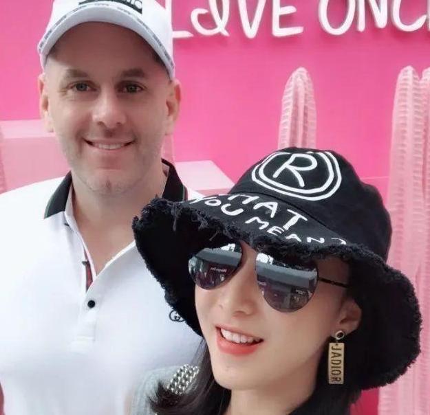 “泡她们实在太容易了。”一名40多岁的美籍教练，10年间在中国诱骗1200多名女