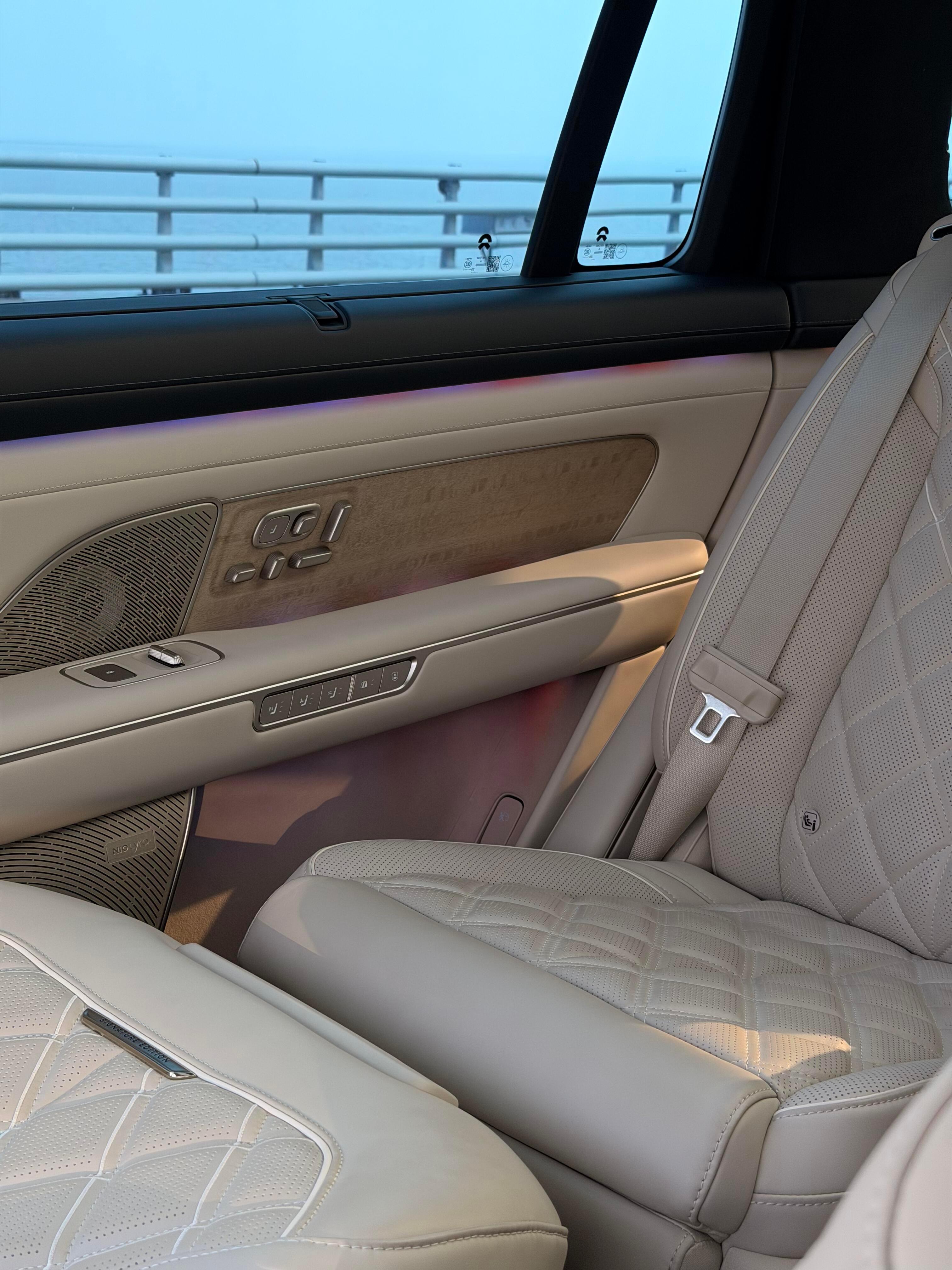 把生活调成头等舱模式es8的白色内饰还是太有质感了，二排的零重力座椅更是幸福感爆