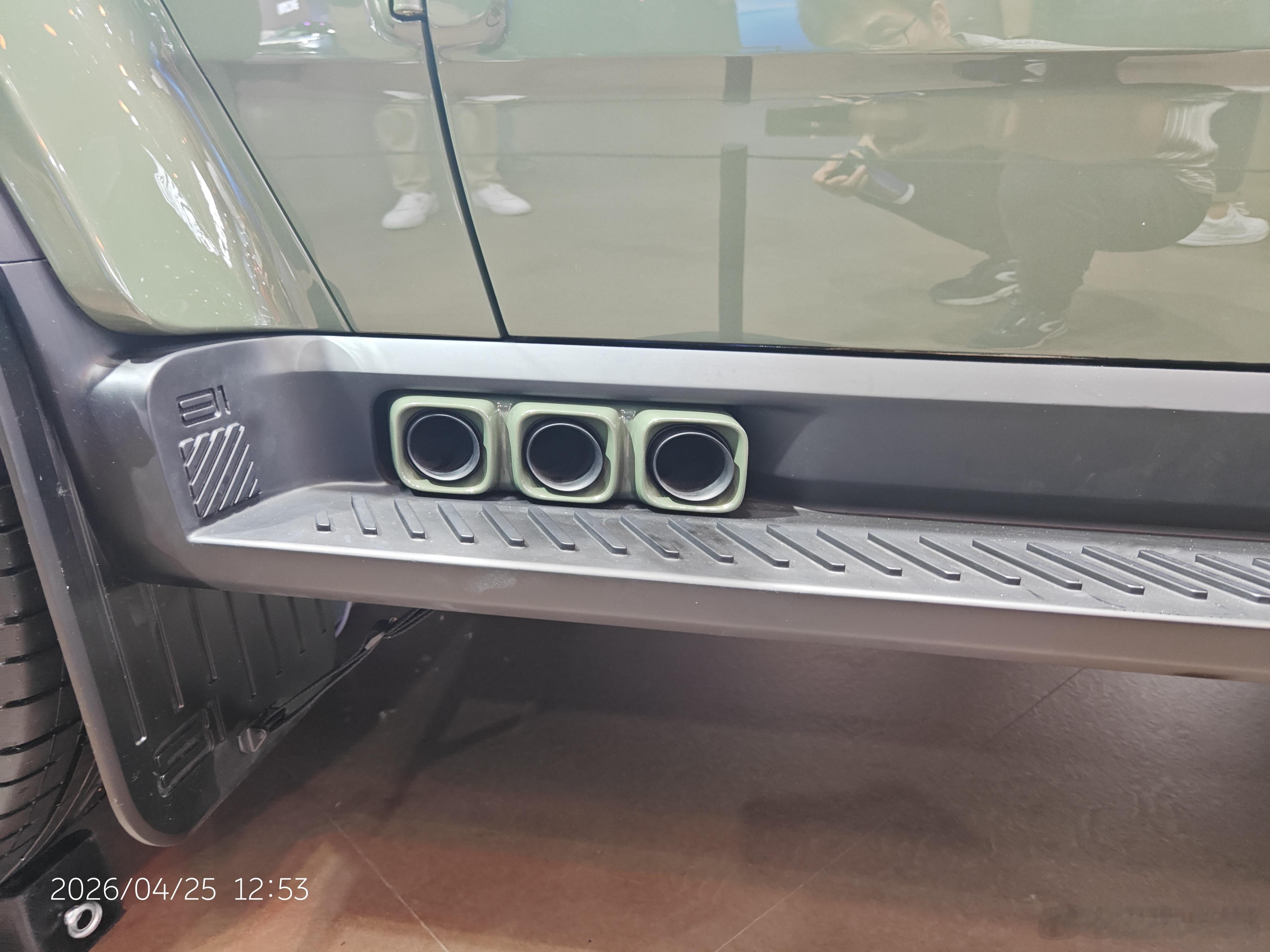 个位大佬，请猜这是啥？主驾车门下方