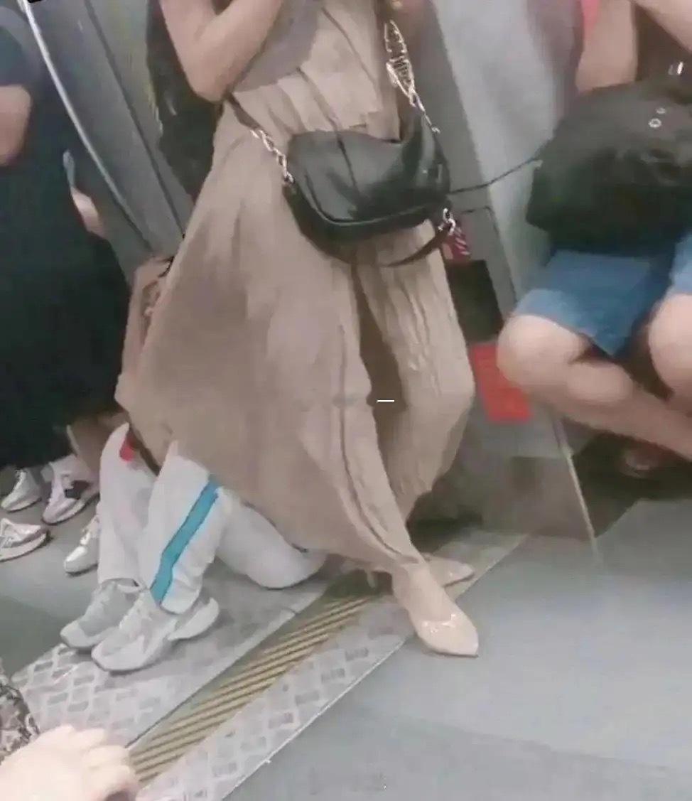 心疼白裤大哥，脸都被抽肿了吧