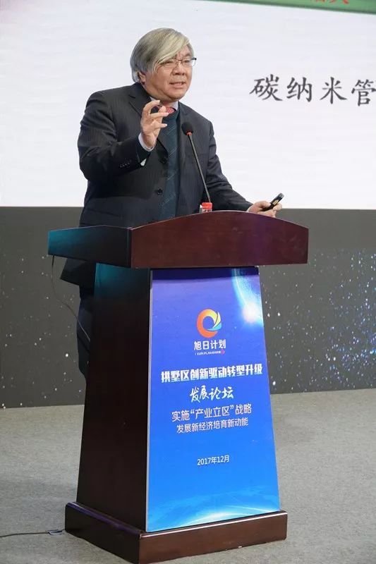 浙大开学典礼现场，一位教授因为特别的发型，还有发言时不断甩动头发的画面迅速走红网络。很多人第一眼看见