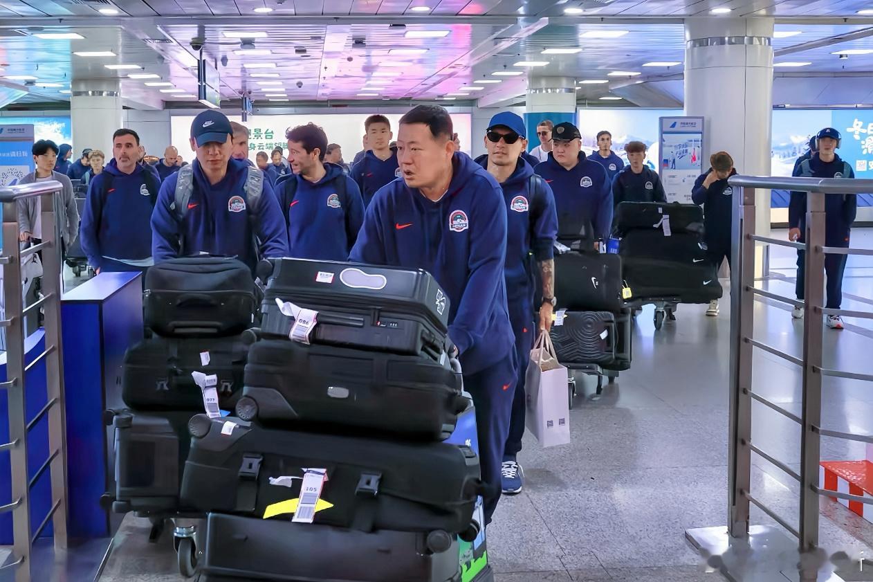 中超河南队在驻留大连训练两天后，河南彩陶坊全队于4月21日午间乘短途航班飞赴青