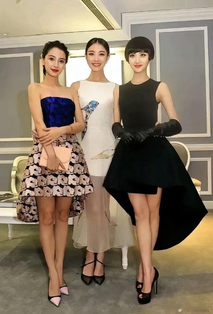 杨颖、倪妮、景甜三美同框，短发黑裙、站姿优雅的景甜更为惊艳。​