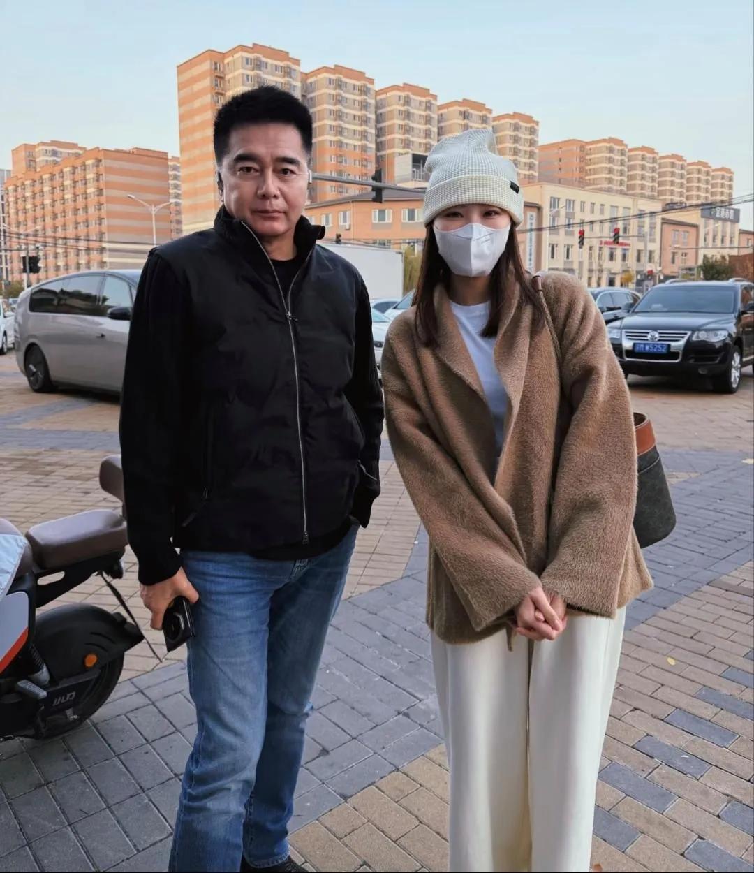 61岁许亚军线下偶遇状态绝了！谁能信这是61岁的许亚军？线下被偶遇，打扮简