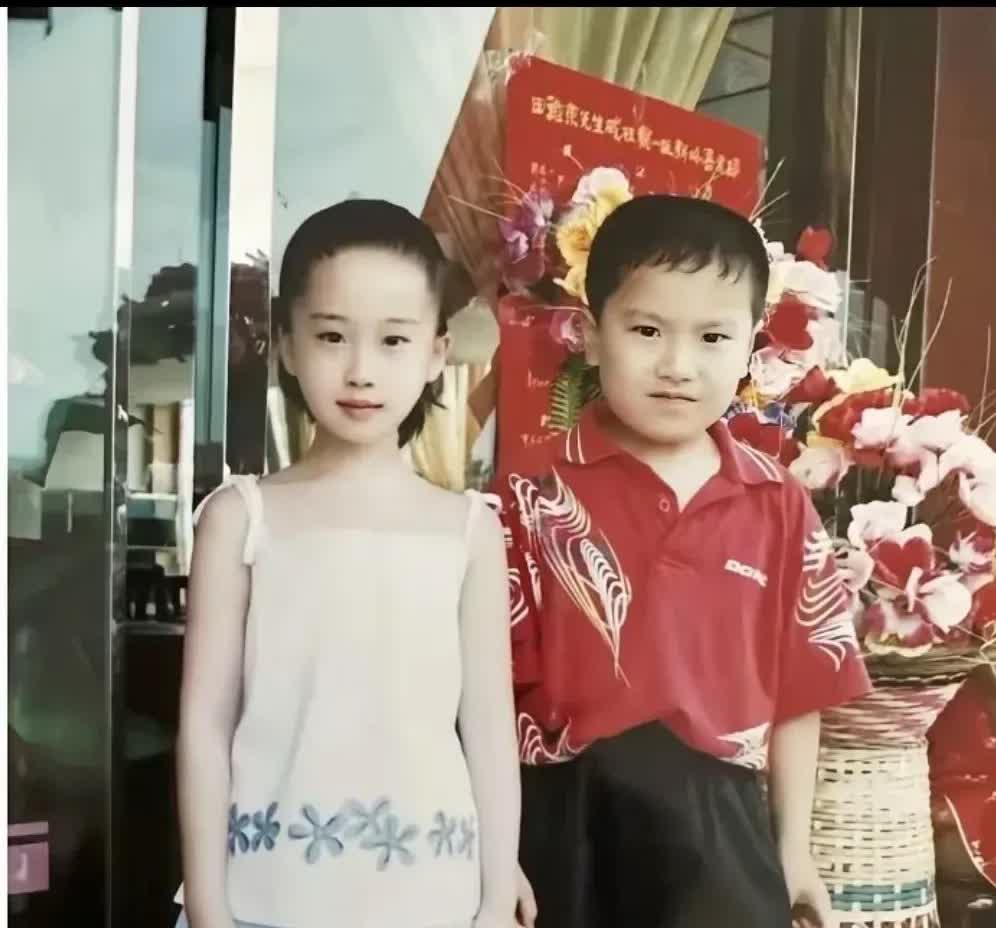 大家请看，小时候的梁靖崑和他姐姐的一张照片，就能看出来他的家庭条件很优越！姐