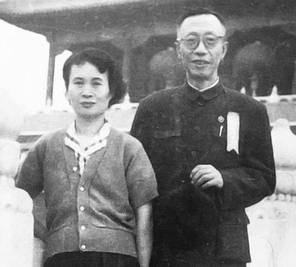 1962年，56岁溥仪迎娶38岁女护士李淑贤。新婚之夜溥仪开着100瓦的灯泡，一