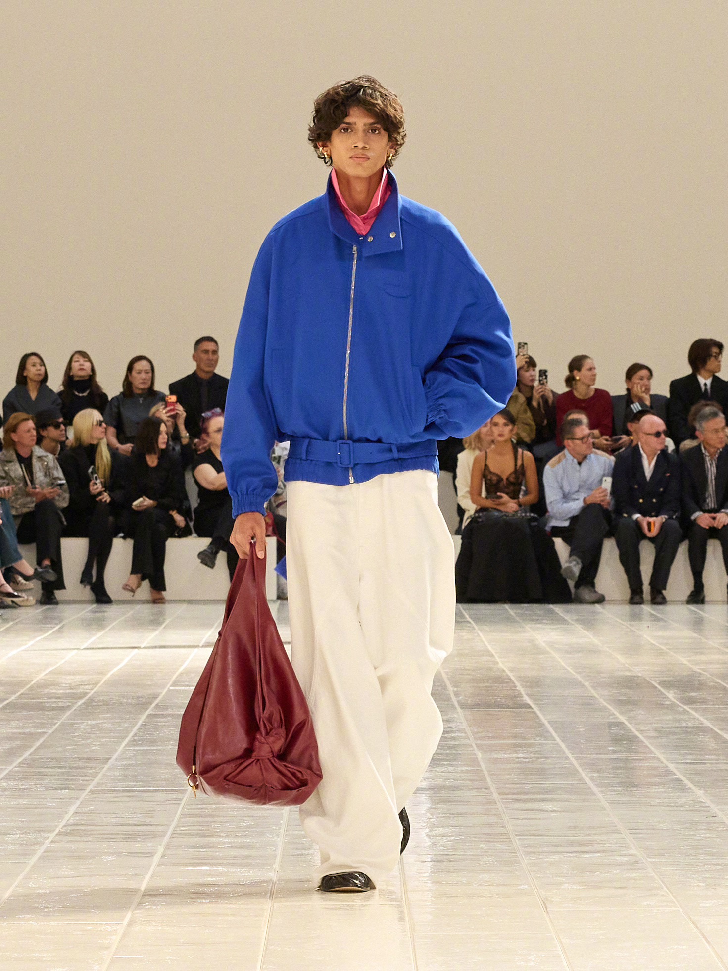 BALENCIAGA夏季27系列以高级定制为基石，将第55季高定系列的
