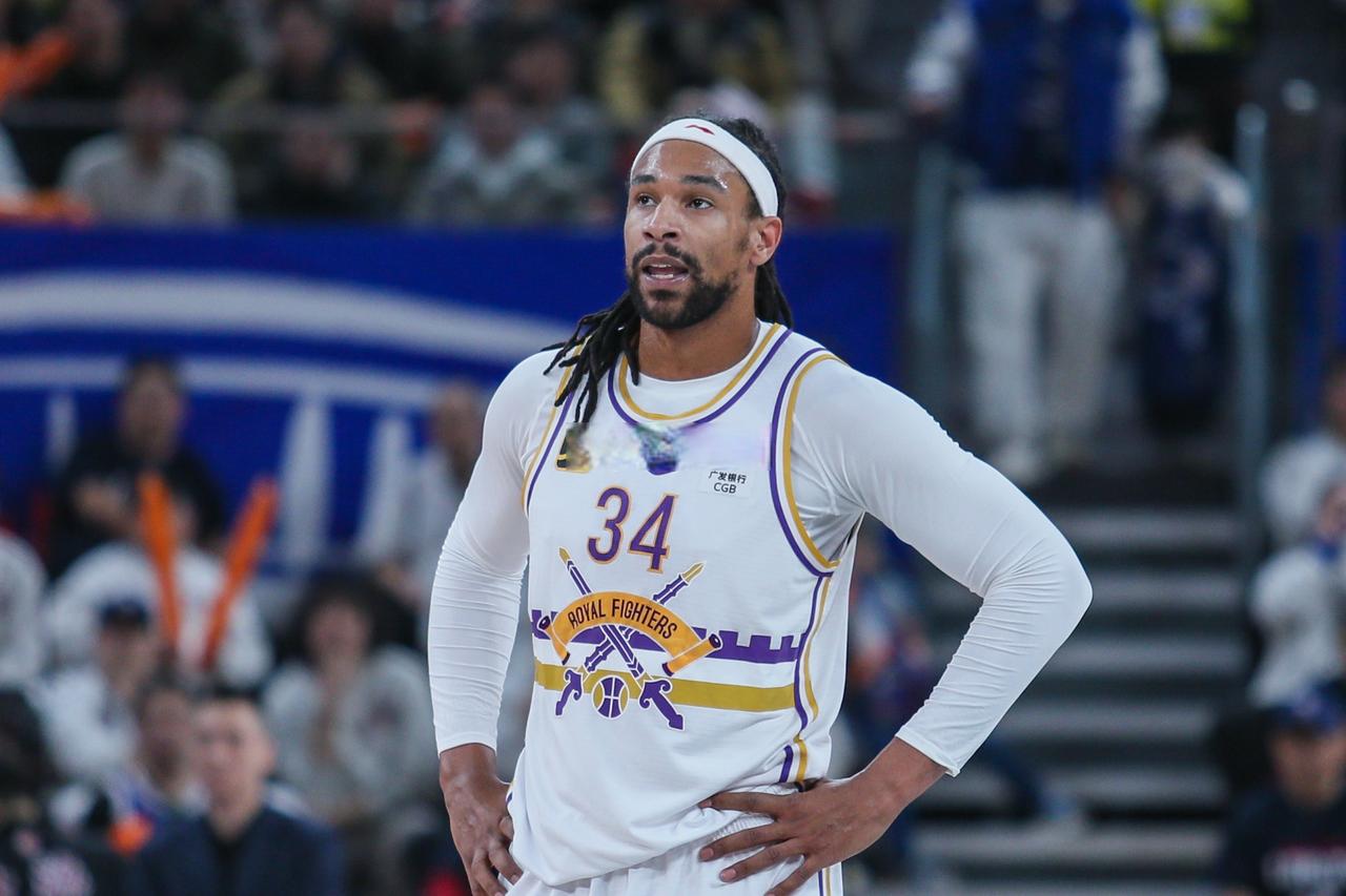 萨林杰眉开眼笑！广东男篮今晚对阵福建男篮。在跟随杜锋一起参加客场的踩场训练中，