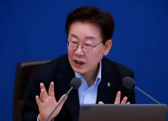 当有外媒曾询问韩国总统李在明：如果中方武统台湾，韩国会不会插手，李在明只是笑了笑