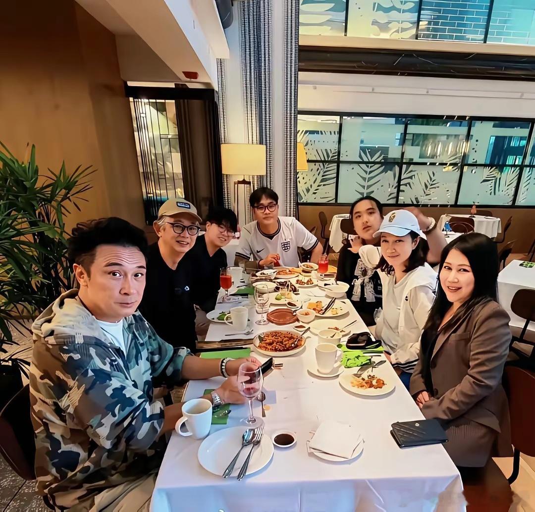 65岁吴镇宇一家三口现身新加坡，老婆气质出众，18岁费曼瘦了好多！