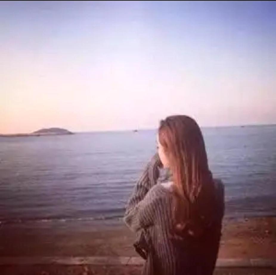 有次有个项目我去拜访个领导，知道领导抽烟，便递了支烟给他。没想到被他严词拒绝了