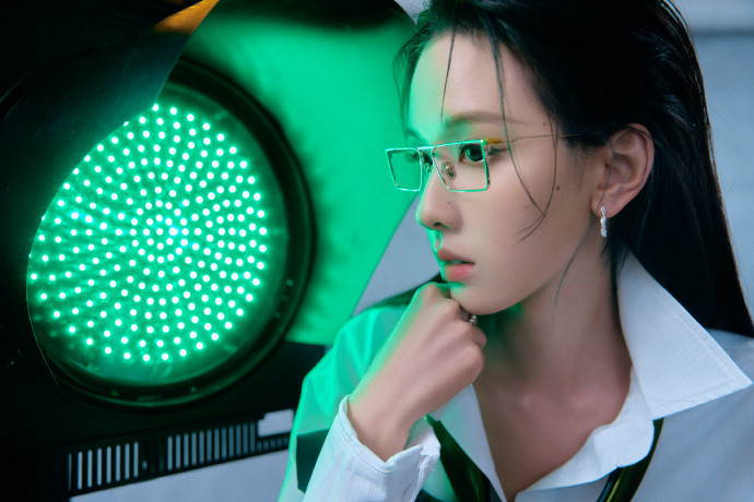 陈都灵今日活动造型出图，湿发眼镜。。完全是麻辣女教师来的，嘟嘟好强的老公感