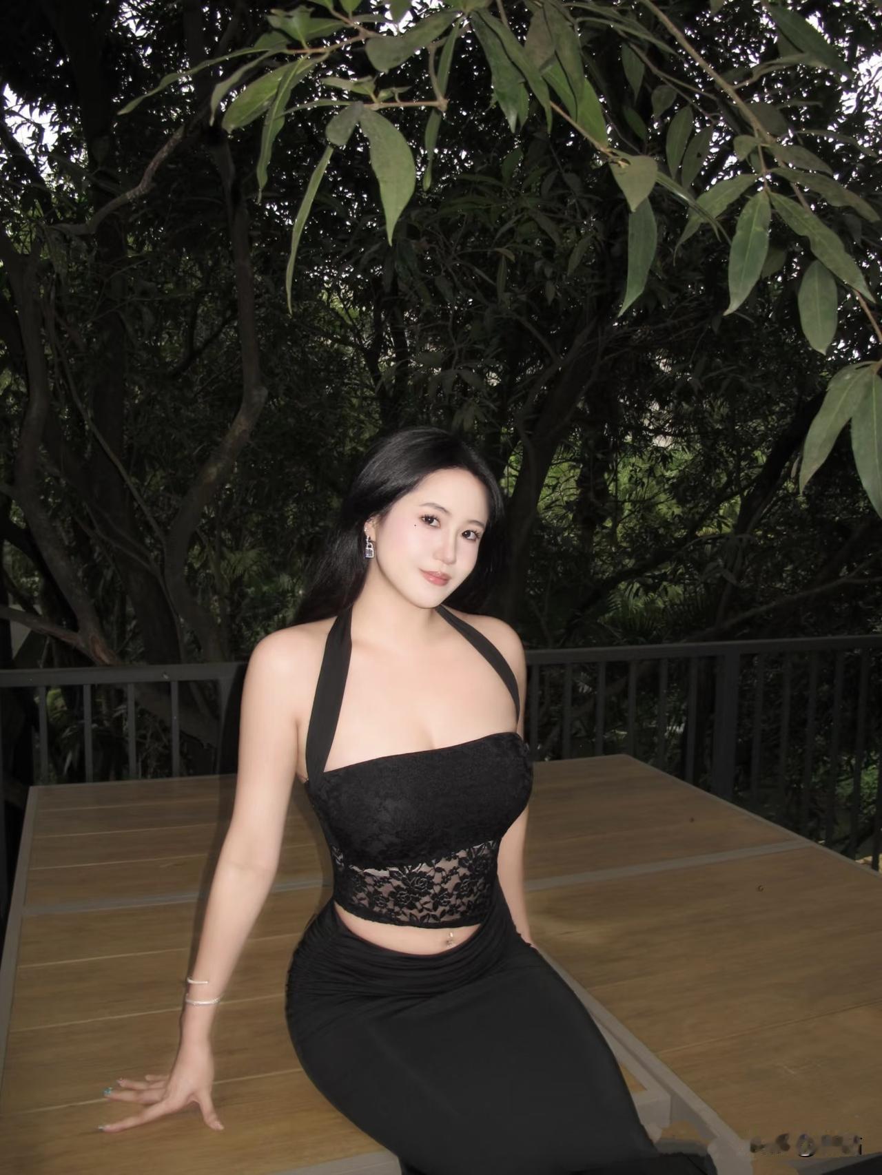 美图欣赏,看图写诗《黑纱魅影》林间幽径现芳踪,黑纱凝韵味千重。一眸