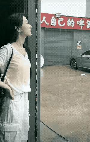 这姑娘傻的挺可爱，这也叫实在，冒着雨拿回伞来，就为了说拜拜，多么的懂礼貌啊！娶