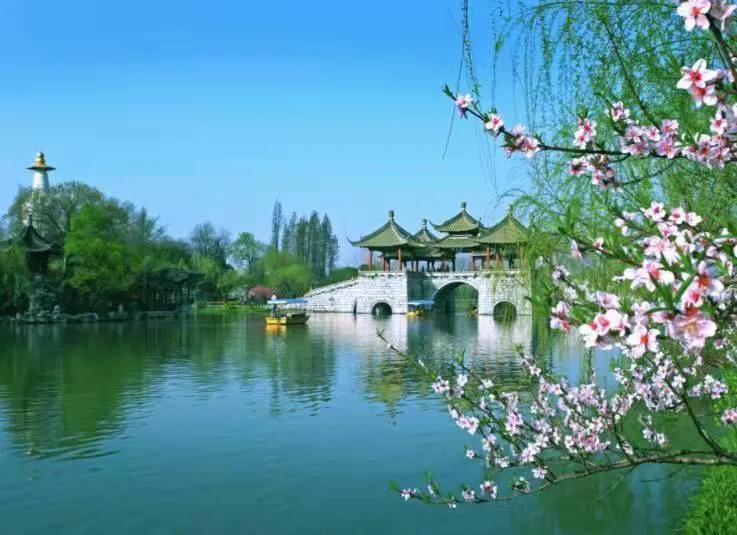 《江南》江南处处是春天不用彩绘如画屏小桥楼台烟雨中千年古韵诗里游美