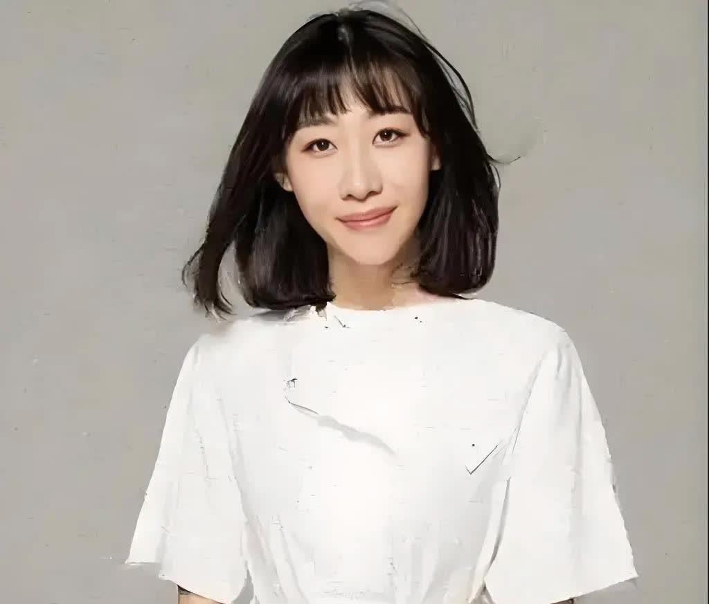 任素汐离婚这事儿，信息量有点大。男方自述离婚半年后才知道真相，之前还帮情敌接
