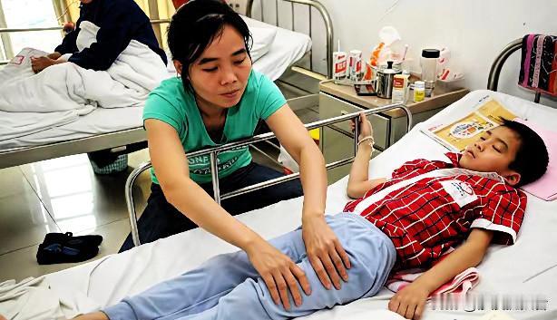 2016年，重庆一殡仪馆，送来一个9岁男孩遗体，李师傅正要将遗体送往冷库冷冻。突