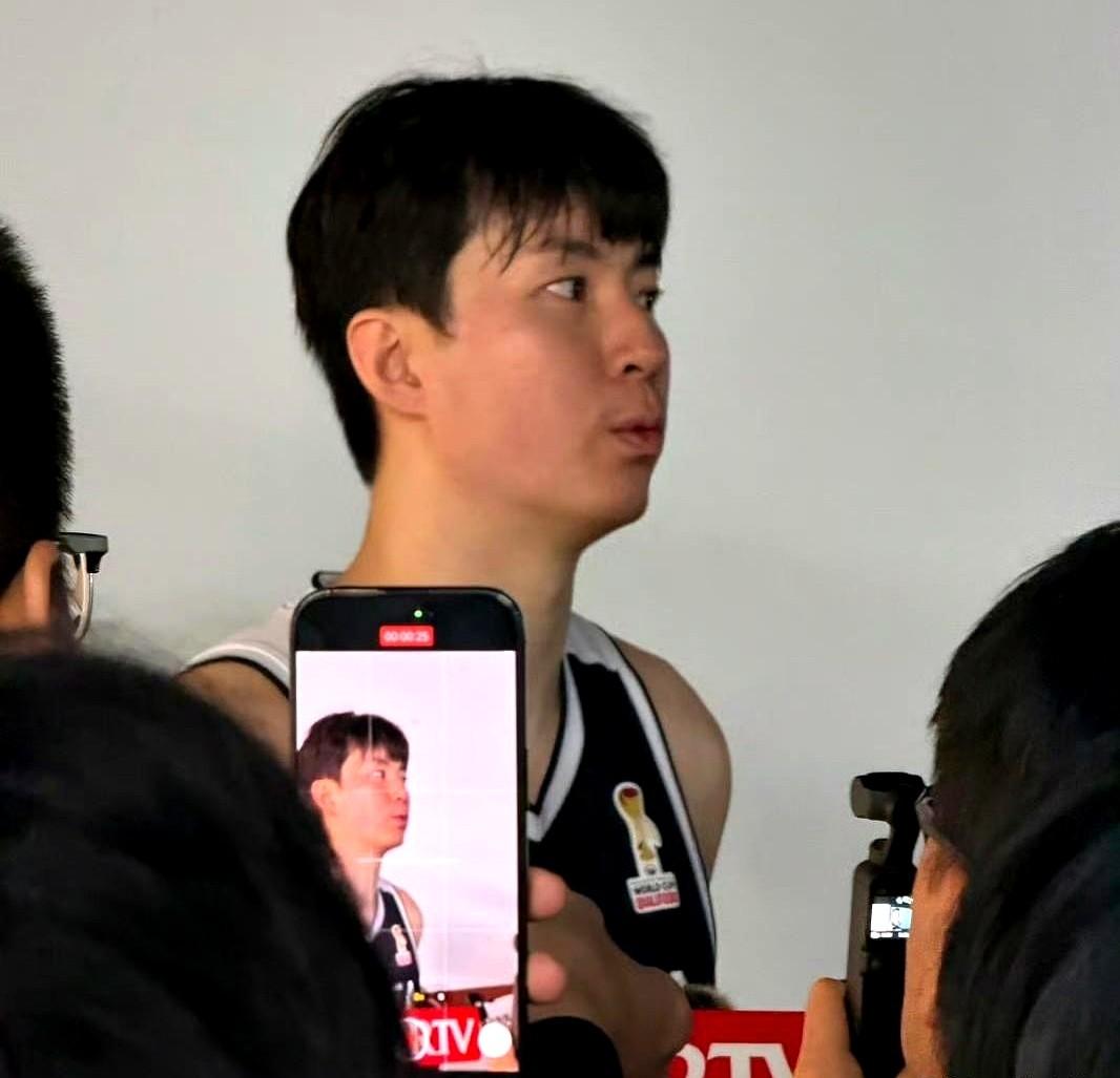 李贤重今天准疯了！14个三分进9个，拿了33分。中国队没防住他，全场都被动。