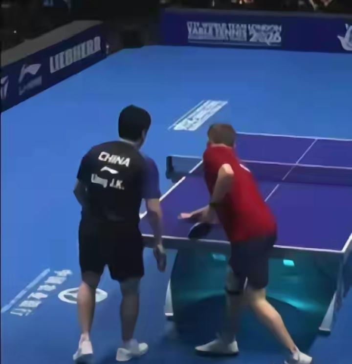 伦敦世乒赛梁靖昆对战勒布伦这局，真的看笑了，勒布伦那擦台的小心思，明眼人都看得透