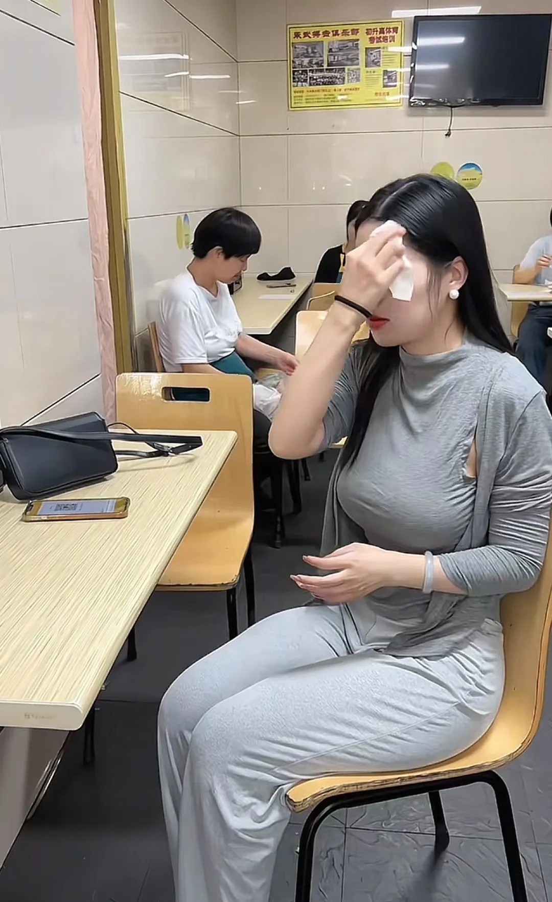 今天我的闺蜜相亲，去西餐厅点支价格6000的红酒和一些小吃，男的吃到一半，说