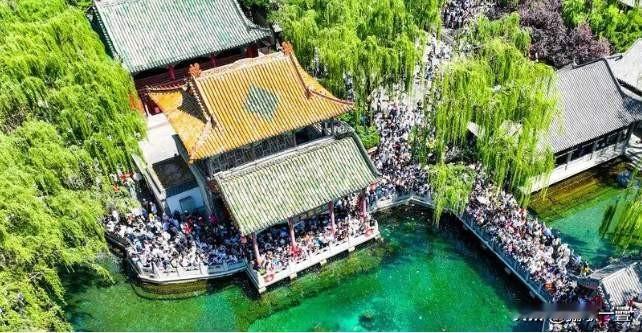 五一假期，济南成了“挤南”，都是为了看趵突泉那波澜不惊的三个泉眼吗？说得太形