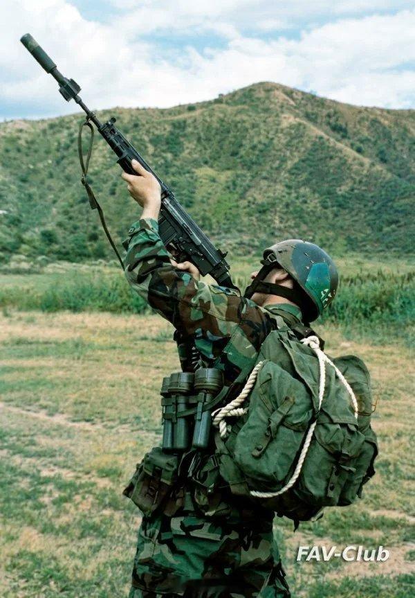 轻武器20世纪90年代，委内瑞拉陆军伞兵使用FNFNC5.56毫