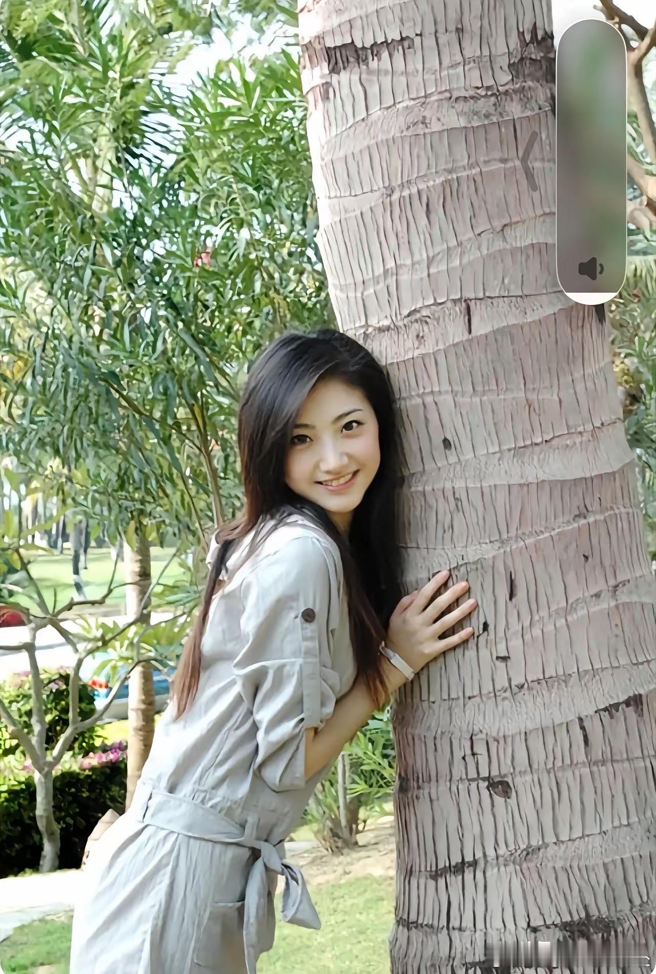 景甜第一任男友这会儿应该心疼死了。那是自己捧在手心里呵护的人，当年用情至深，这么