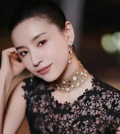 董洁刚说完“当年任性不成熟”，潘粤明深夜这9个字，信息量太大了！3月，董洁离