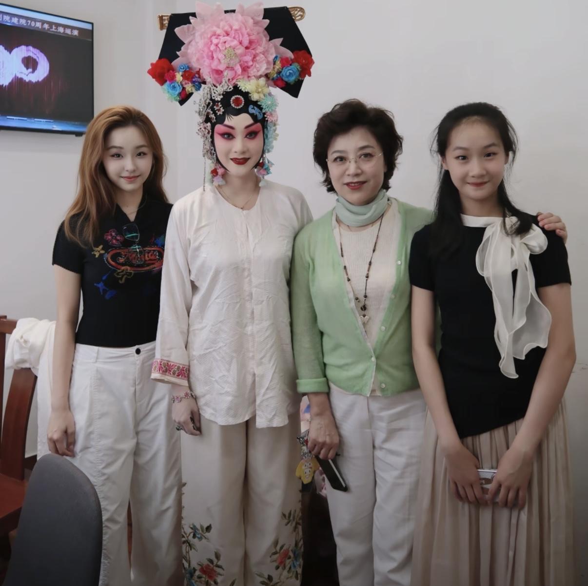 两对母女同框，李佩红和王艳👍！李佩红女儿饰演的角色也是王艳亲授的。