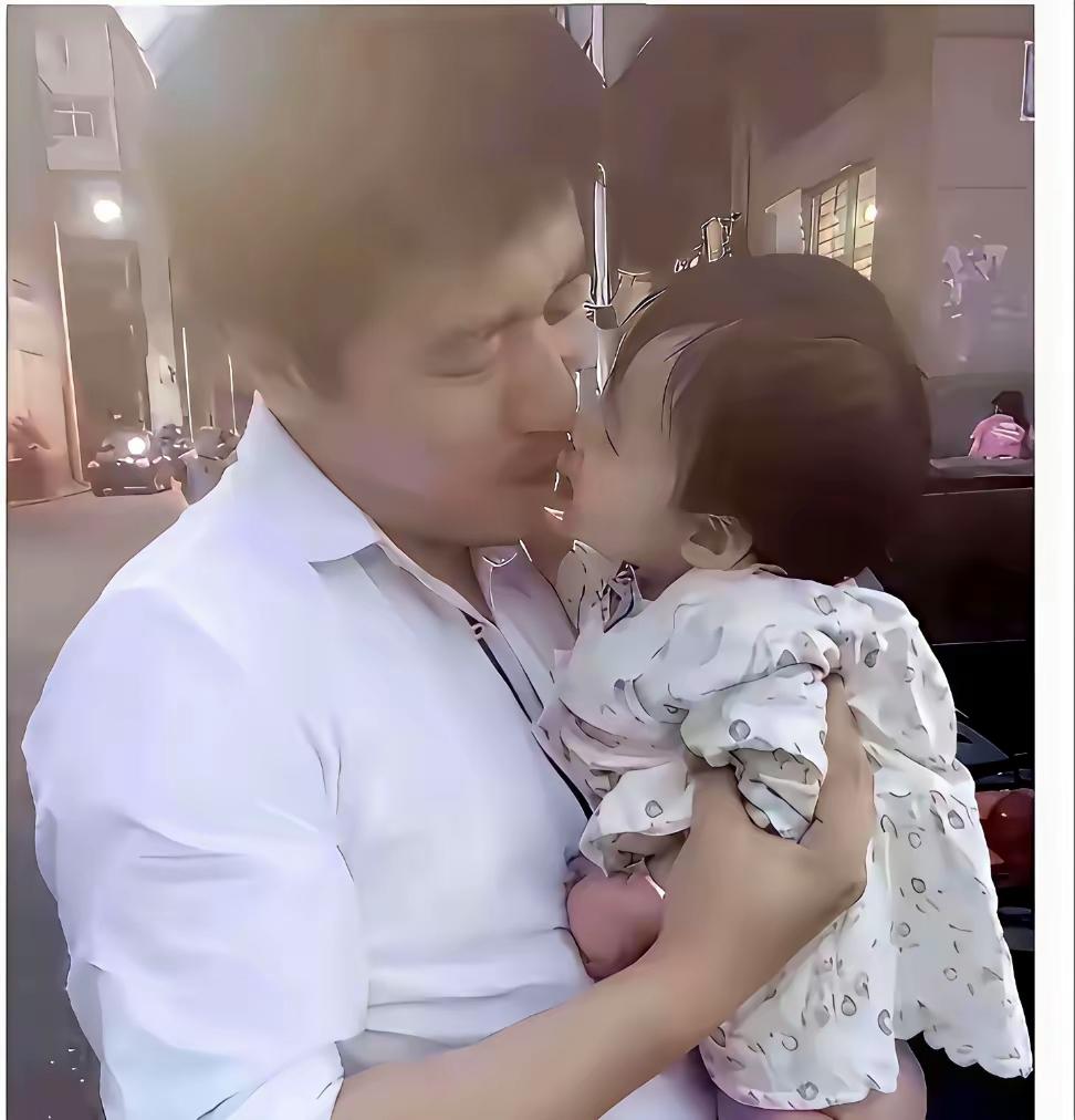 这是张雪峰跟小情人过得第一个父亲节，2016年6月19日。小情人陪他过了10个父