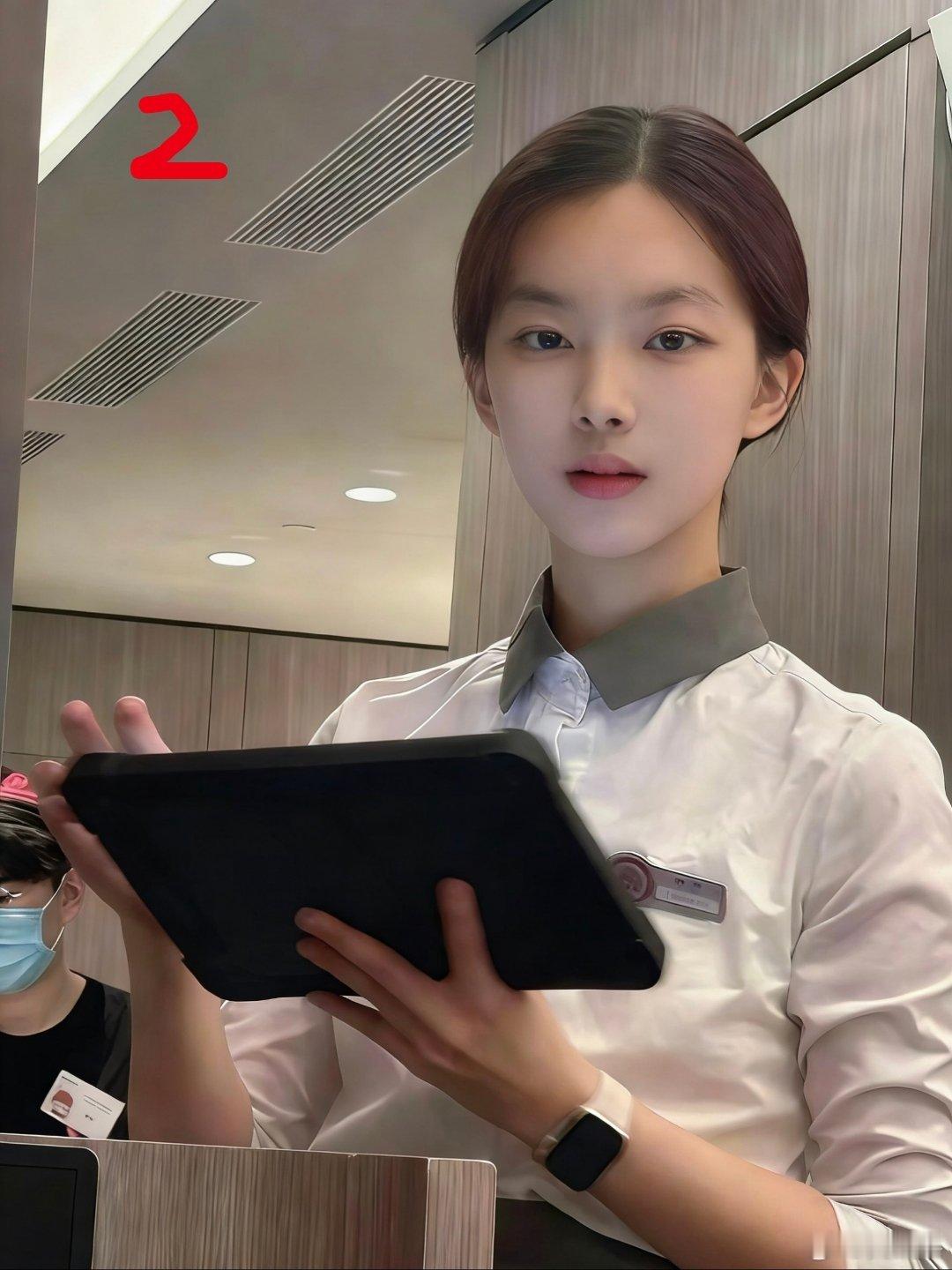 网友挑选出来的优秀服务员，你是客人的话，你会选哪个最佳？