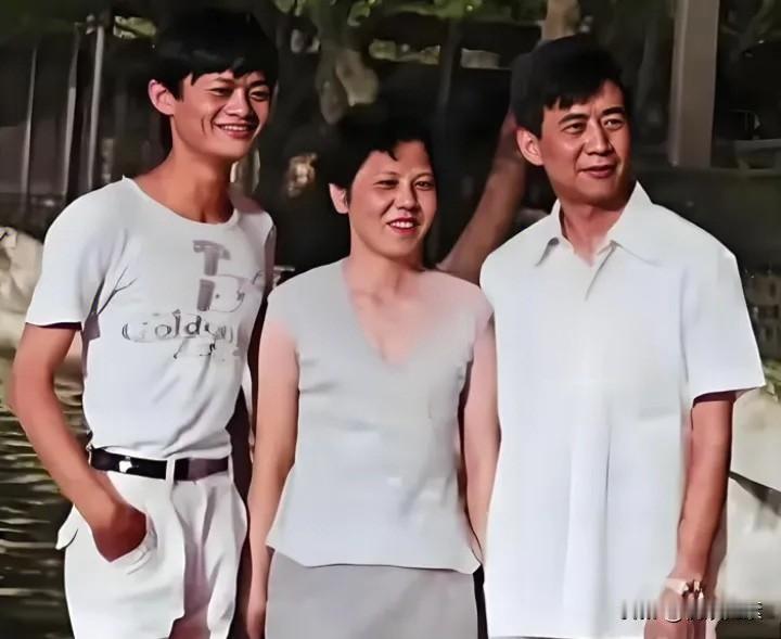 马云长得既不像爸爸，也不像妈妈，然而人不可貌相，普普通通的马云，却成就了前