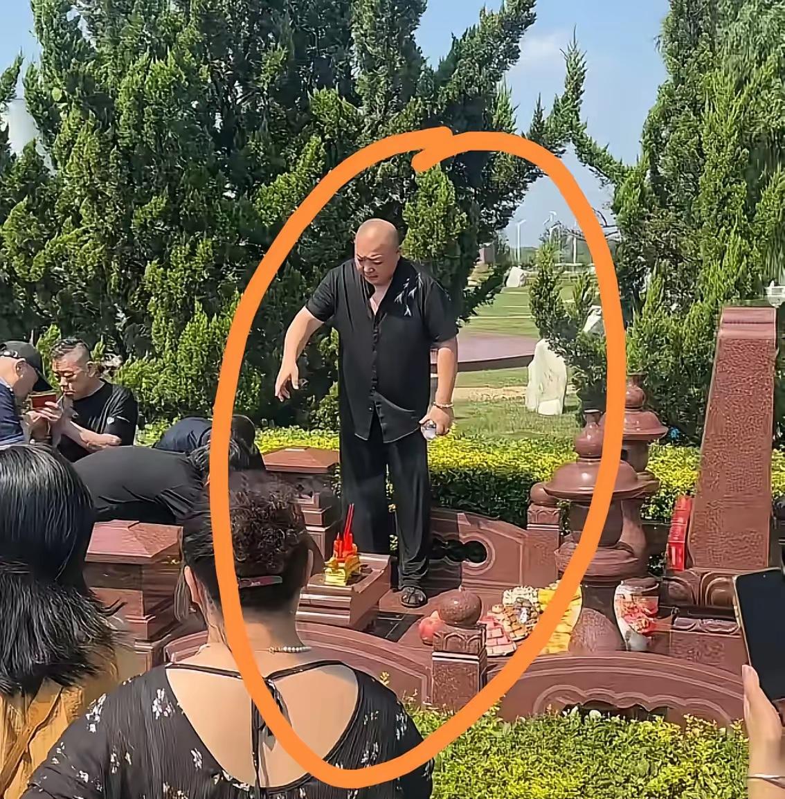 杨少华老爷子过五七，主持人直接踩到了墓碑下面，杨议脸上还挂着笑……真是让人看不