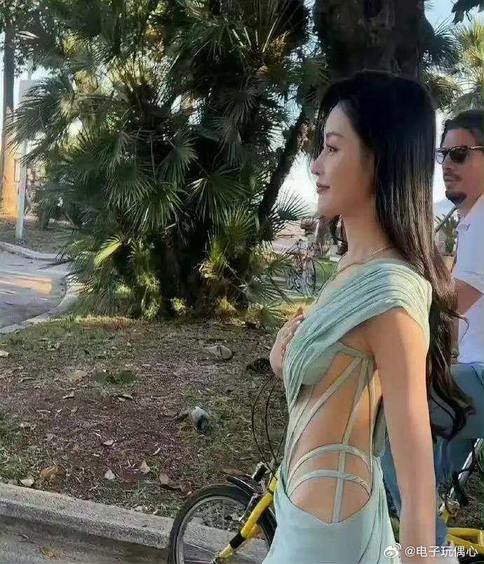 这件衣服有一点赘肉都驾驭不了啊，张天爱瘦成这样都一直在吸腹